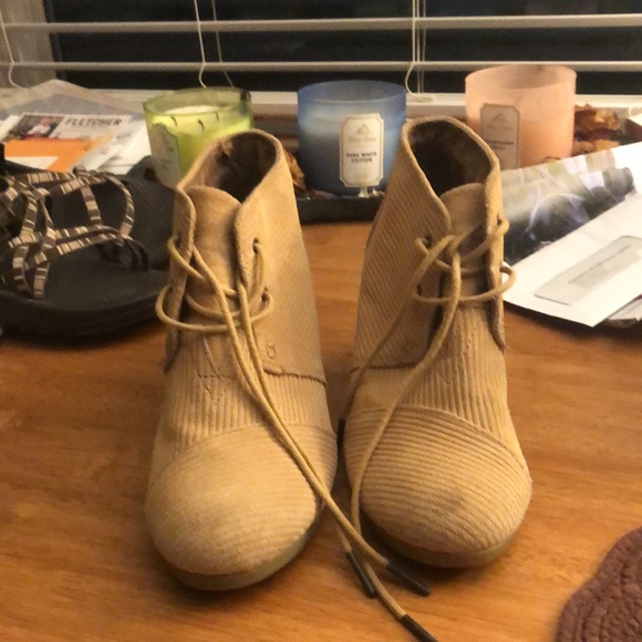 Toms wedge heel boots size 8. - Picture 2 of 3